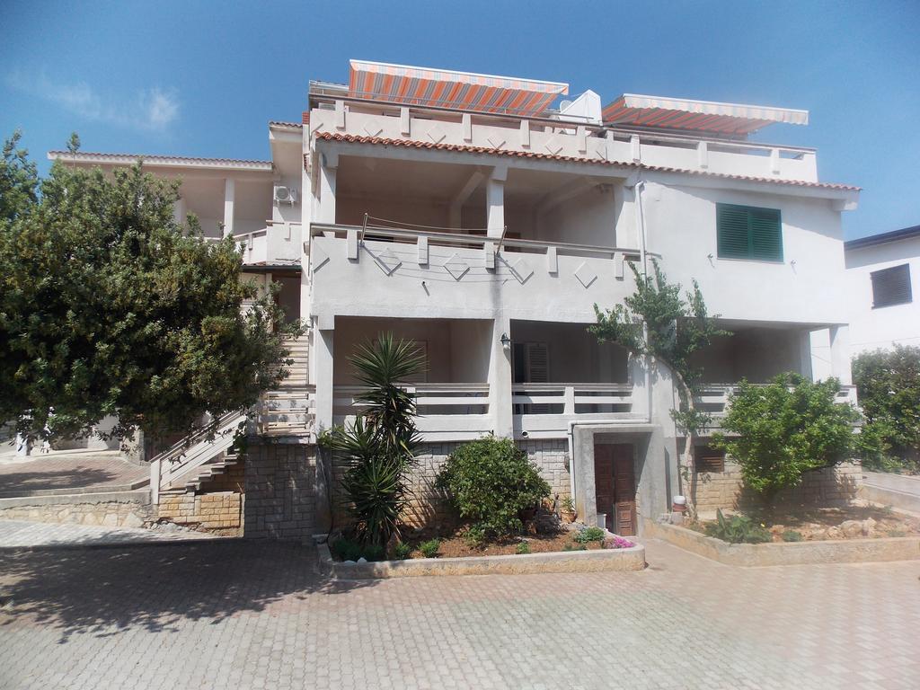 Apartmani Emilio โนวาลยา ภายนอก รูปภาพ