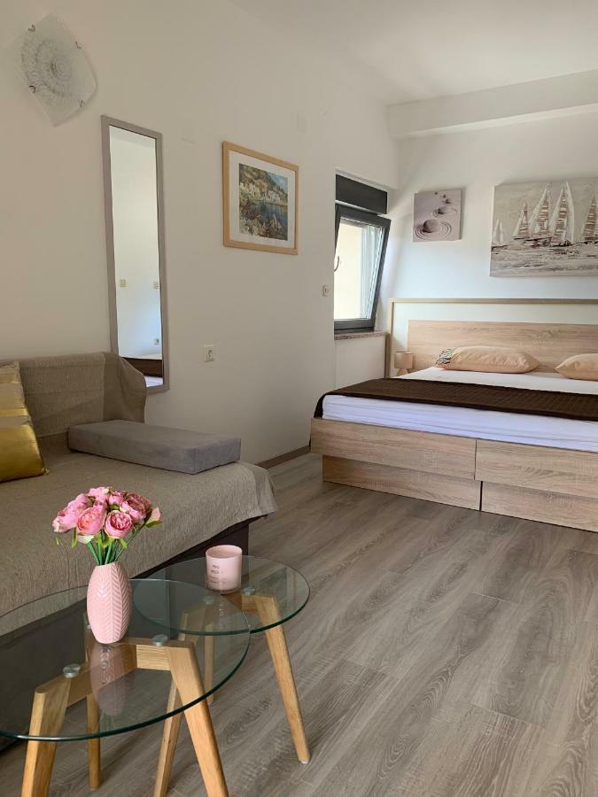 Apartmani Emilio โนวาลยา ภายนอก รูปภาพ